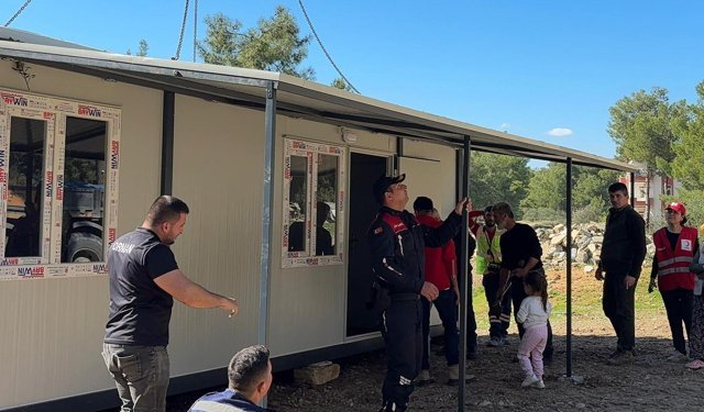 Türk Kızılay’ı nene ve toruna yuva oldu