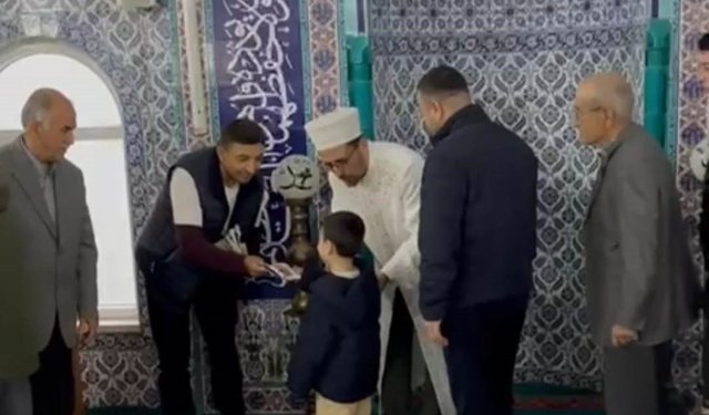 Anamur’da bayram namazı sonrası çocuklara harçlık dağıtıldı