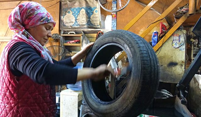 Antalya’da oto lastikte ‘erkek işi’ algısını yıkan kadın usta erkek şoförleri şaşırttı
