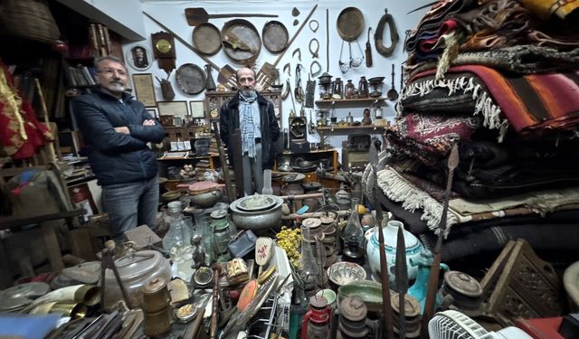 Antalya’daki ressam bir kutuyla başladı 51 yılda koleksiyon oluşturdu