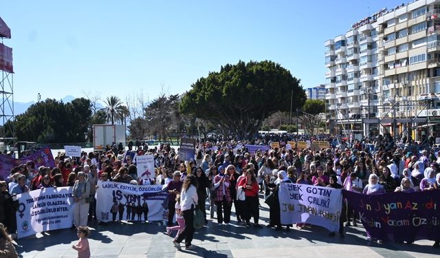Antalyalı kadınlar 8 Mart’ta şiddet ve eşitsizliğe karşı yürüdü