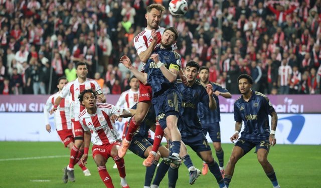 Antalyaspor, Fenerbahçe’yi elinden kaçırıp ligin zirvesini karıştırdı 2-2
