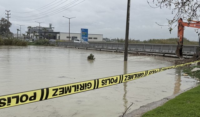 Mersin'de korkutan görüntü: Irmakta su seviyesi köprüye dayandı