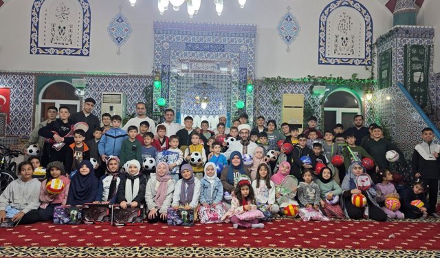Camiye gelen çocuklar çifte bayram yaptı