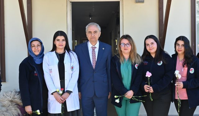 Kepez Belediye Başkanı Mesut Kocagöz’den kadın çalışanlara jest