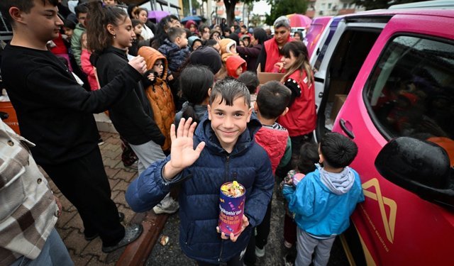 Mersin Büyükşehir Belediyesi 60 bin çocuğu güldürdü