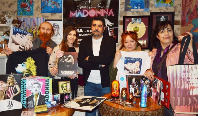 Antalyalı öğretmenin Madonna aşkı Kaleiçi’ne taşındı