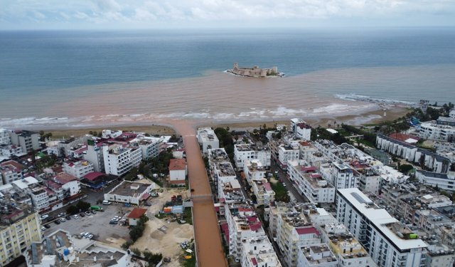 3 günlük yağış Akdeniz'i çamura buladı