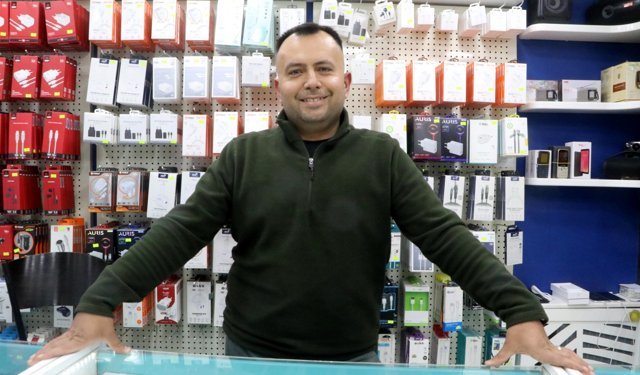 Telefon almak isteyen müşterinin gönderdiği fazla parayı iade etti