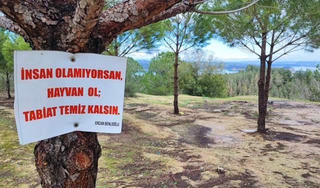 Vatandaşın ağaca astığı "Tabiat temiz kalsın" uyarısı yetmedi