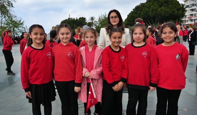 Antalya’da 23 Nisan izdihamı