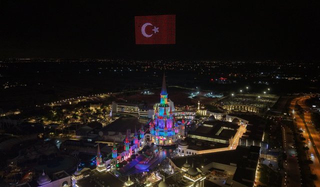 Antalya’da bin dron ile Türk bayrağı oluşturuldu