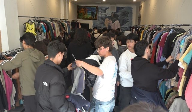 Antalya'da ikinci el giyim mağazasında gençlerin yoğun ilgisiyle izdiham yaşandı