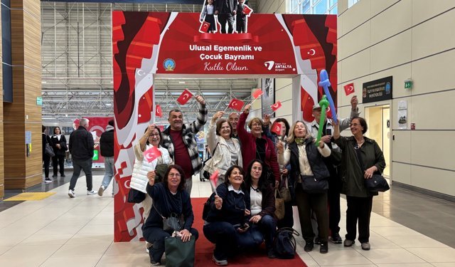 Fraport TAV Antalya Havalimanı'nda 23 Nisan'a özel renkli karşılama