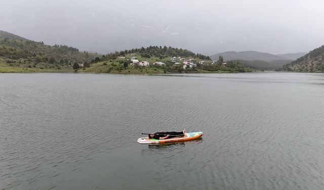 Adana’da güzelliğe dikkat çekmek için kano yaptı