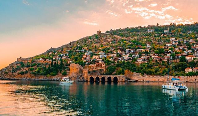Alanya'ya 79 mavi bayrak ve çevre eğitiminde bir ödül daha aldı