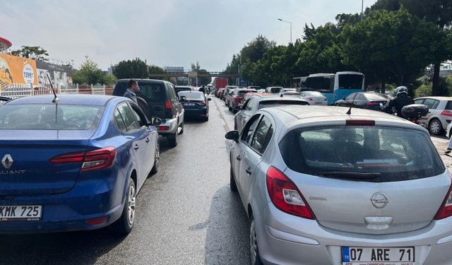 Antalya’da trafik kitlendi: Ambulanslar bile mahsur kaldı
