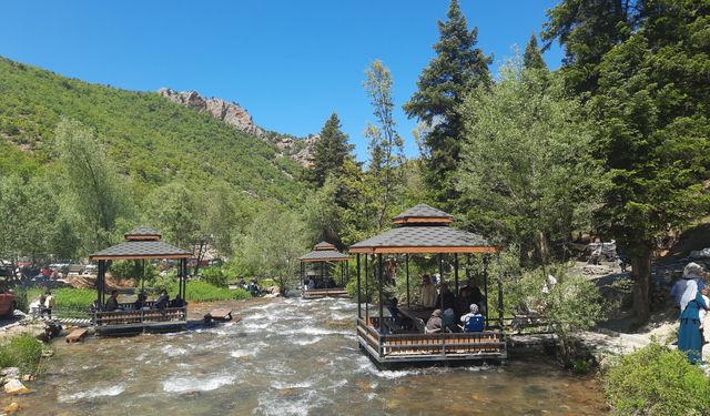 Aygırdibi Şelalesi bayramda ziyaretçi akınına uğradı