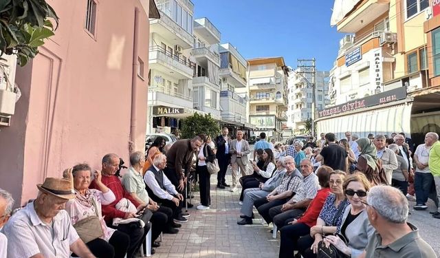 CHP Alanya’da bayramlaşma izdihamı: Kalabalık sokaklara taştı
