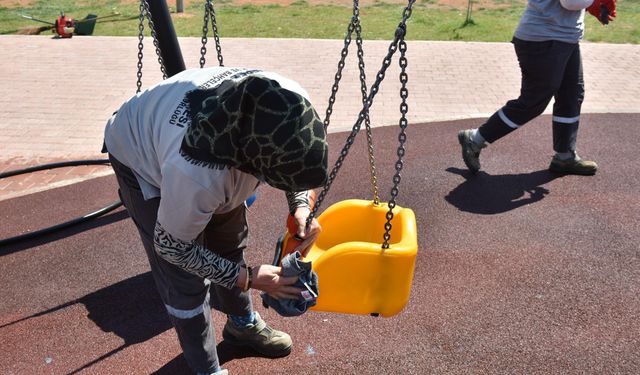 Kepez Belediyesi düğmeye bastı parklar temizlendi