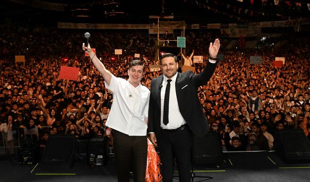 Kumluca’da festival coşkusu Poizi konseriyle zirveye çıktı
