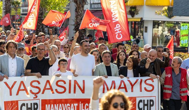 Vekil Çiçek, 1 Mayıs'ta işçilerle kol kola yürüdü