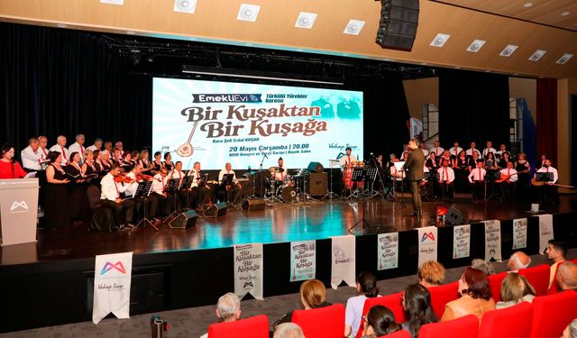 Mersin’de emekliler sahne aldı, salon türkülere eşlik etti