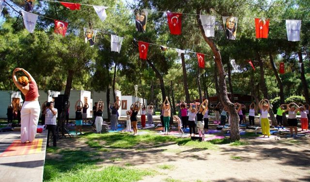 Antalya’da kahkahalar eşliğinde yoga yaptılar