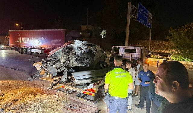 Direğe çarpan otomobilin motoru fırlayıp işçilerin kaldığı barakaya uçtu