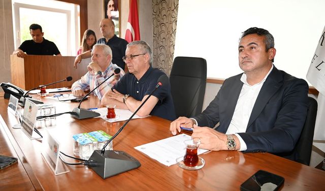 Kemer Belediyesi’nin meclisinde gazeteciler ele alındı