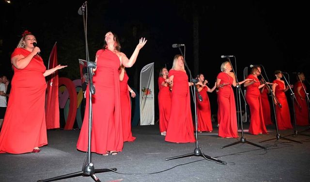 Kemer’de Rus Ukraynalı ve Belaruslu kadınlar barış için aynı sahnede buluştu