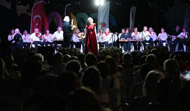 Kemer’de unutulmaz gece: Vatandaşlar şarkılara eşlik etti