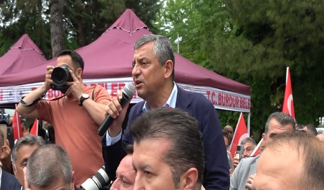 Özgür Özel Burdur’da bankın üzerinden vatandaşa seslendi