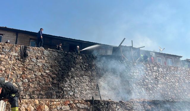 Antalya’daki kampüste yangın paniği! Yangın yatakhaneye sıçradı