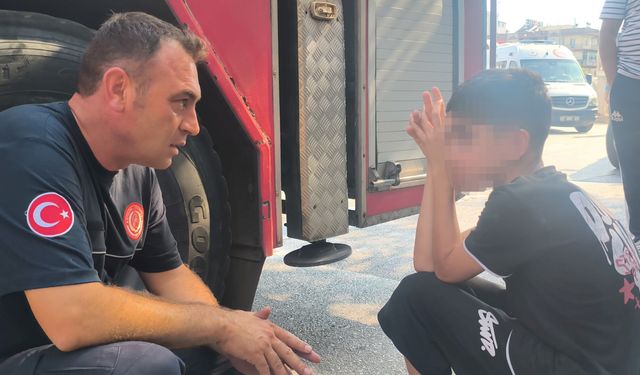 Antalya’daki yangında itfaiye eri çocuğu yalnız bırakmadı görenler duygulandı
