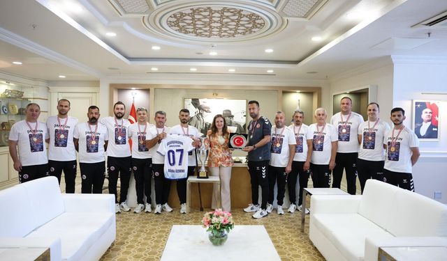 Antalya’nın şampiyon sporcularından Başkan Vekili Özdemir’e anlamlı ziyaret