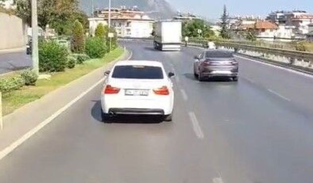 Alanya'da pes dedirten görüntü! Siren çalan itfaiyeye yol vermedi