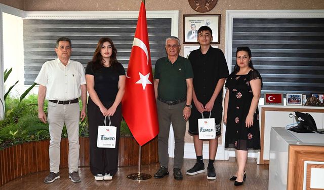 Kemer Belediye Başkanı Topaloğlu’na başarılı öğrencilerden ziyaret