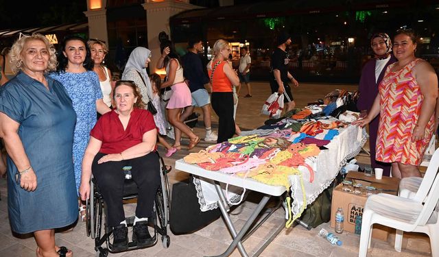 Kemer'de geleneksel kermes kapılarını açtı