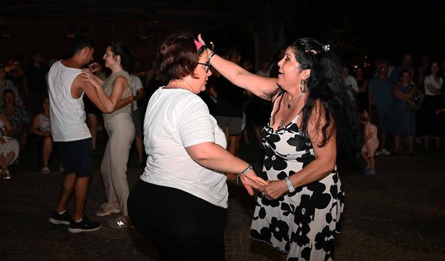 Kemer’in yaz akşamları Latin dansına ev sahipliği yaptı