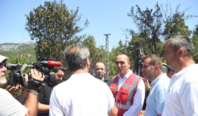 Konyaaltı Belediyesi Başkanı Cem Kotan yangın yerini inceleme aldı