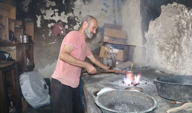 Adana’nın kalaycı şairi büyük ilgi görüyor