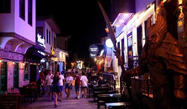 Antalya’nın tarihi Kaleiçi’nde nüfus 100 katına çıkıyor