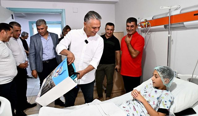 Muratpaşa Belediye Başkanı Ümit Uysal’dan çocuklara ziyaret