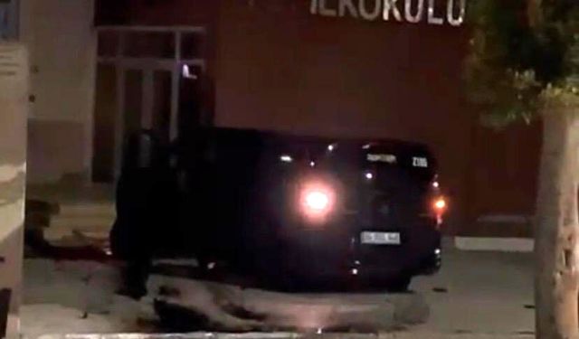Antalya’da korkutan kaza! Araç okulun bahçesine sürüklendi
