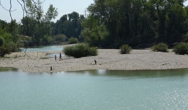 Manavgat’ta tehlikeli ısrar! Uyarılara rağmen ırmağa giriyorlar