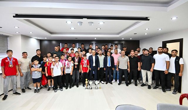 Muratpaşa Belediye Başkanı Ümit Uysal güreşçilerle buluştu