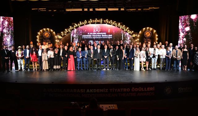 Tiyatronun yıldızları Kepez'de ödüllendirildi