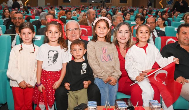 Antalya’da Cumhuriyet Bayramı’nda sahne öğretmenlerindi