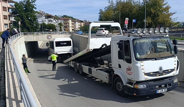 Antalya’da sıkışan aracı simit-ayran eşliğinde izlediler